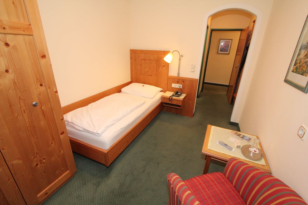 Standaard eenpersoonskamer | Luxe beddengoed, een kluis op de kamer, individueel gemeubileerd