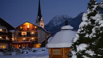 Voorkant accommodatie - avond/nacht
