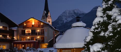 Facciata della struttura - sera/notte