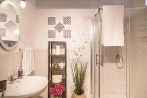 Classic Apartment (Casa Siciliana 05) | Bathroom amenities | Shower, free toiletries, hair dryer, bidet - Casa Siciliana 05 (Noto)