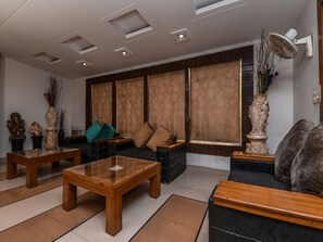 TV - OYO 7655 Om Paradise Hotel (New Delhi)