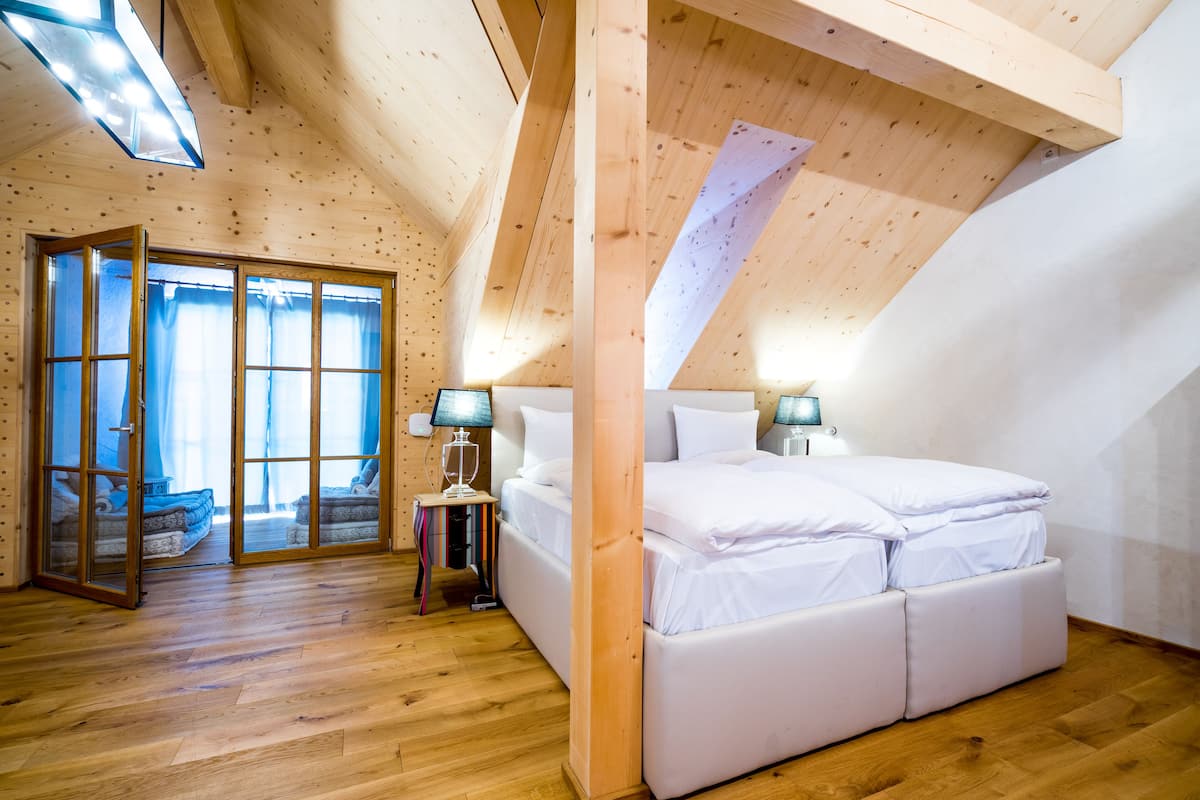 1 bedroom, blackout curtains, free WiFi, bed sheets