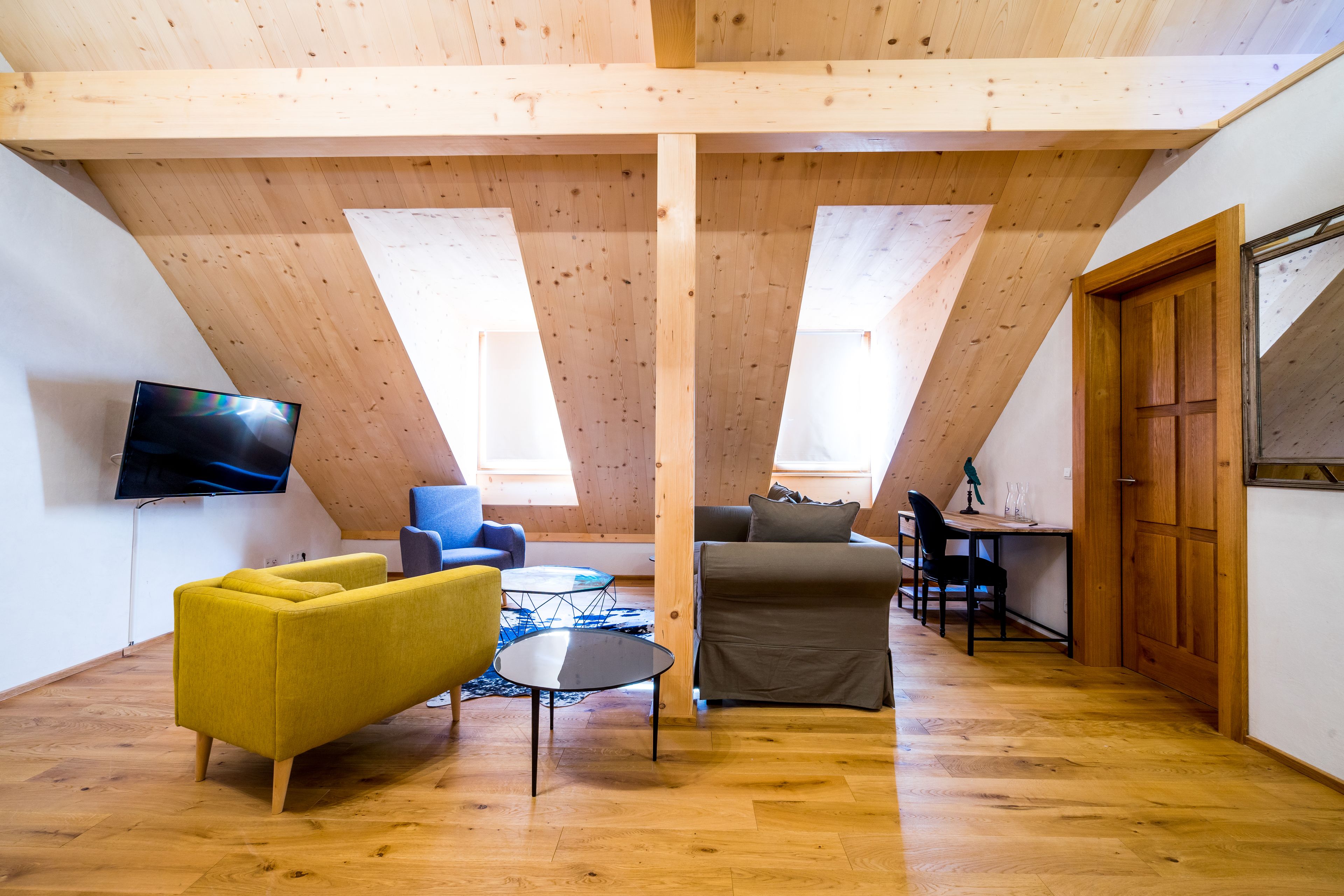 design studio suite | living area | 40-inch smart tv with cable channels, tv