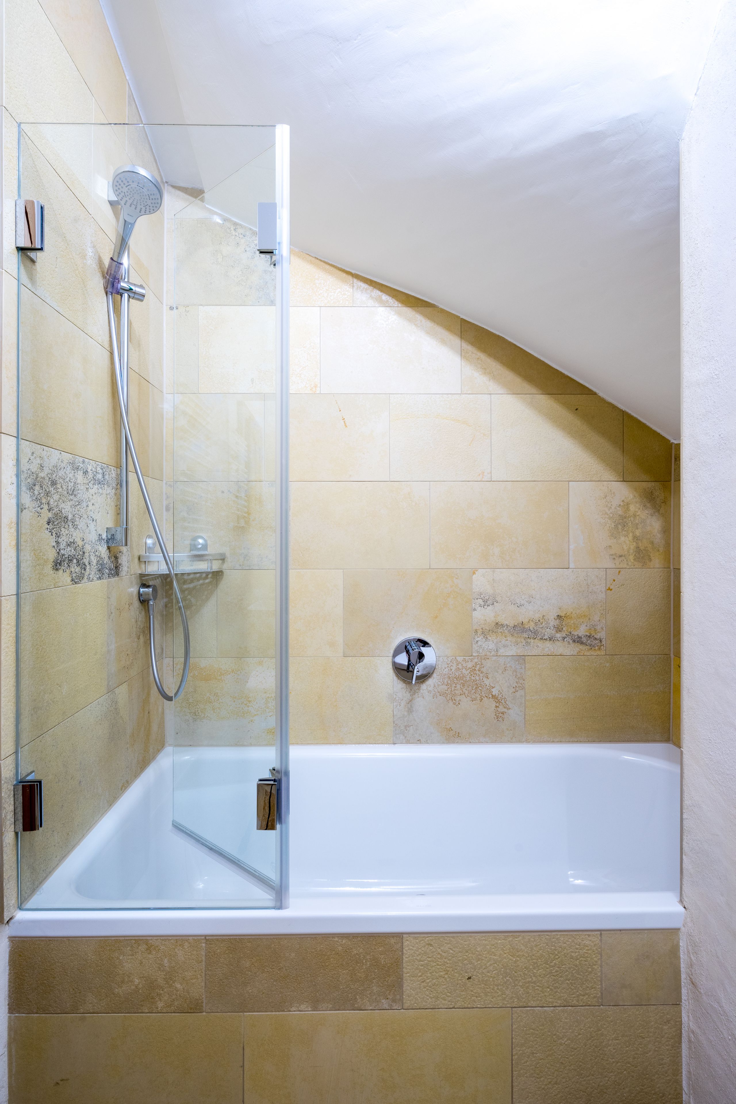 comfort room | deep-soaking bathtub