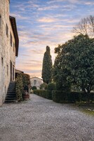 Un edificio de piedra con un sendero de grava que conduce a una escalera.