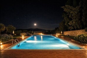 Una piscina al aire libre de temporada