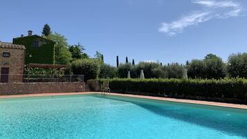 Una piscina al aire libre de temporada