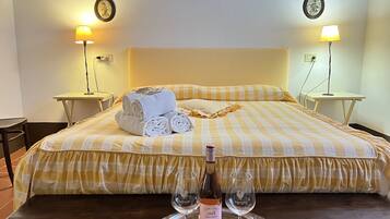 Apartamento, 2 habitaciones, vistas al jardín | 1 dormitorio, ropa de cama de alta calidad, escritorio