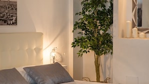 Family Studio (Casa Siciliana 7) | Iron/ironing board, WiFi (free)