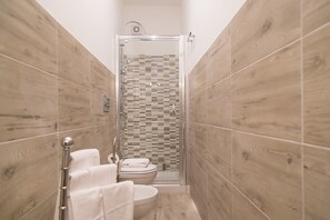 Royal-Apartment (Casa Siciliana 19) | Badezimmer | Badewanne und Dusche (separat), Whirlpool, kostenlose Toilettenartikel