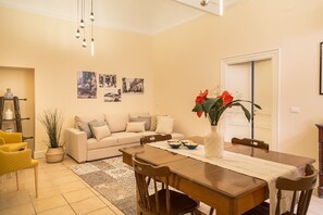 Apartamento superior (Casa Siciliana 21) | Área de estar | TV de tela plana