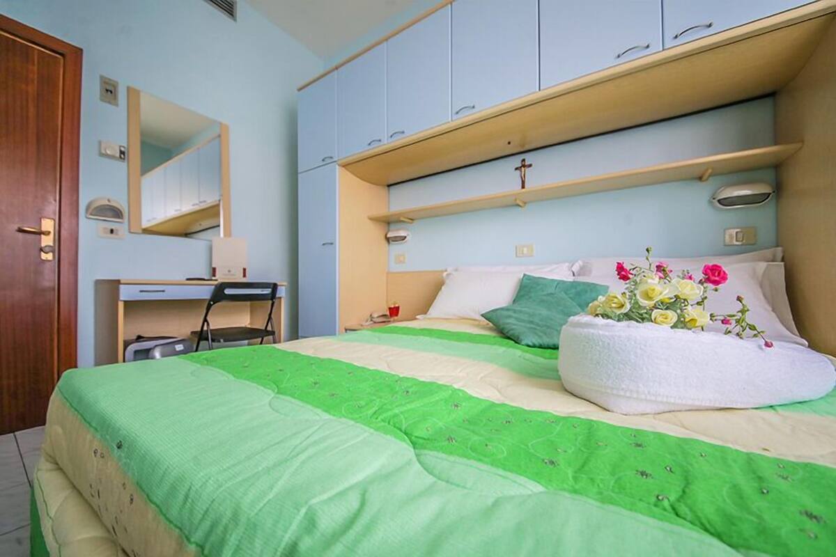 In-room safe, desk, free WiFi