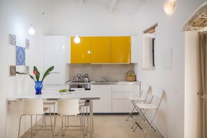Appartement luxueux (Casa Siciliana 23) | Cuisine privée | Réfrigérateur, cafetière-théière, vaisselle et ustensiles