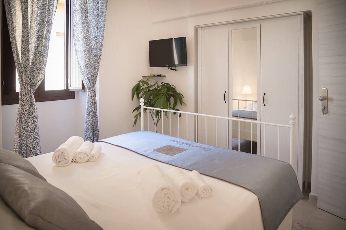 Comfort Double Room (Casa Siciliana 13) | Iron/ironing board, free WiFi