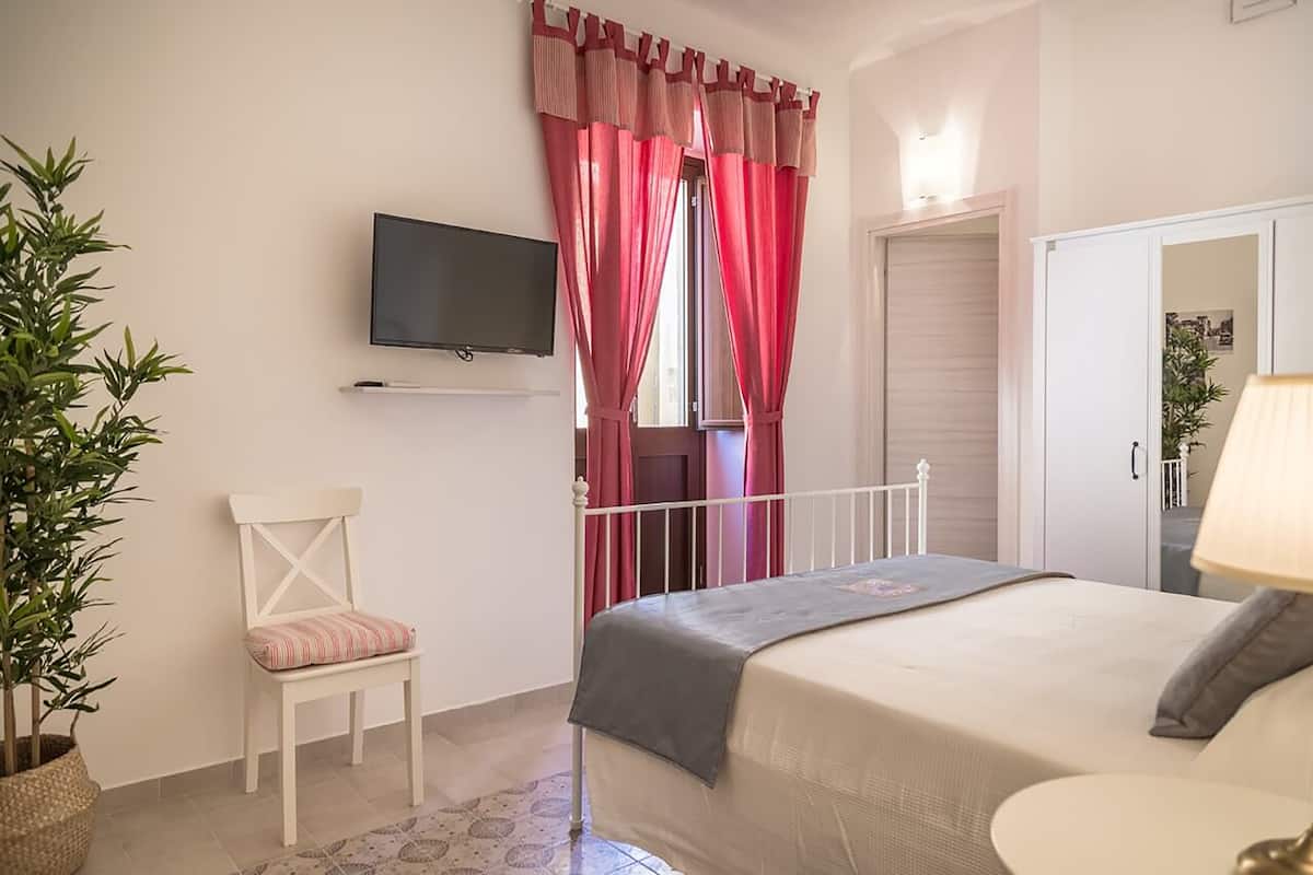 Comfort Double Room (Casa Siciliana 14) | Iron/ironing board, free WiFi