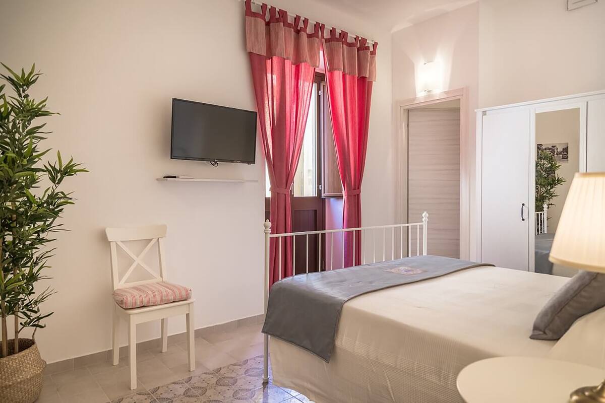 Comfort Double Room (Casa Siciliana 14) | Iron/ironing board, free WiFi