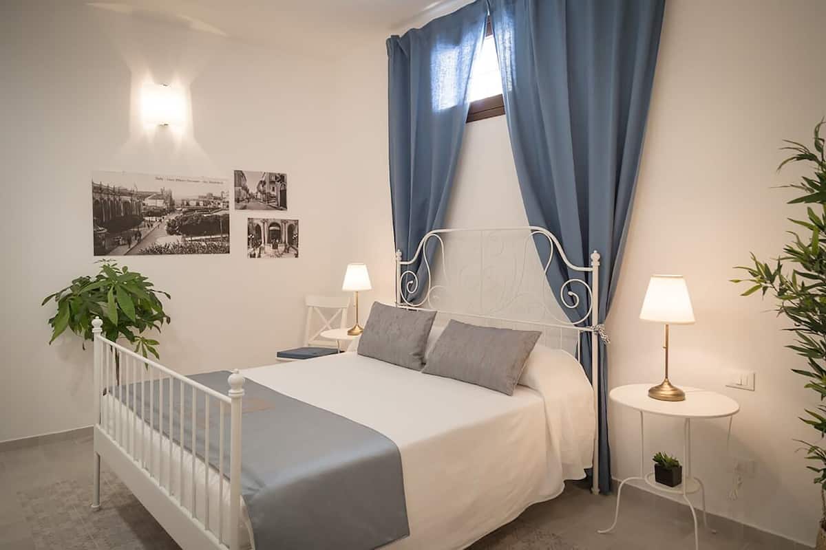 Comfort Double Room (Casa Siciliana 15) | Iron/ironing board, free WiFi