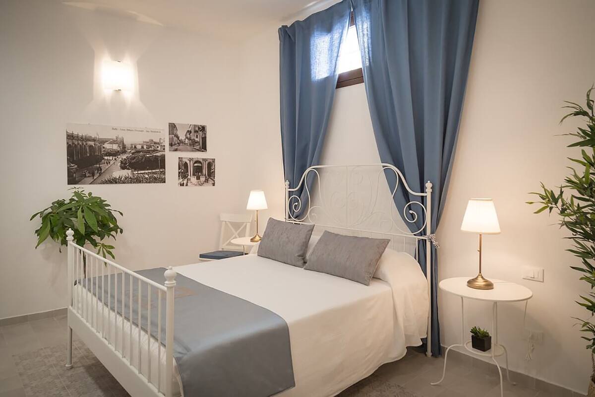 Comfort Double Room (Casa Siciliana 15) | Iron/ironing board, free WiFi