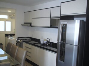 Apartamento, 3 habitaciones | Cocina privada | Frigorífico, microondas, horno y tostadora