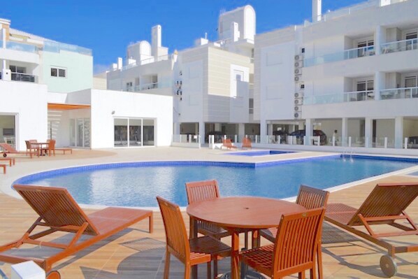 2 piscinas al aire libre (de 08:00 a 22:00), tumbonas