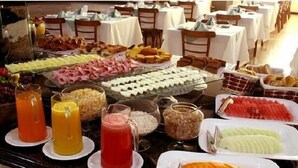 Un buffet proposant une variété de plats et de boissons.