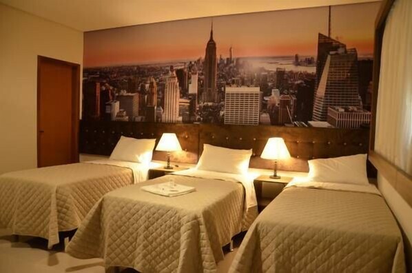 Business trippelrum | Minibar, värdeförvaringsskåp på rummet och skrivbord