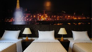 Minibar, värdeförvaringsskåp på rummet och skrivbord