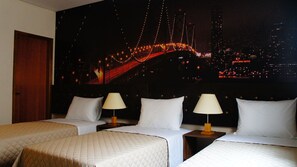 Minibar, värdeförvaringsskåp på rummet och skrivbord