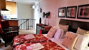 A hotel room with two beds, a desk, and a chair. - 13 Eikehoff (Stellenbosch)