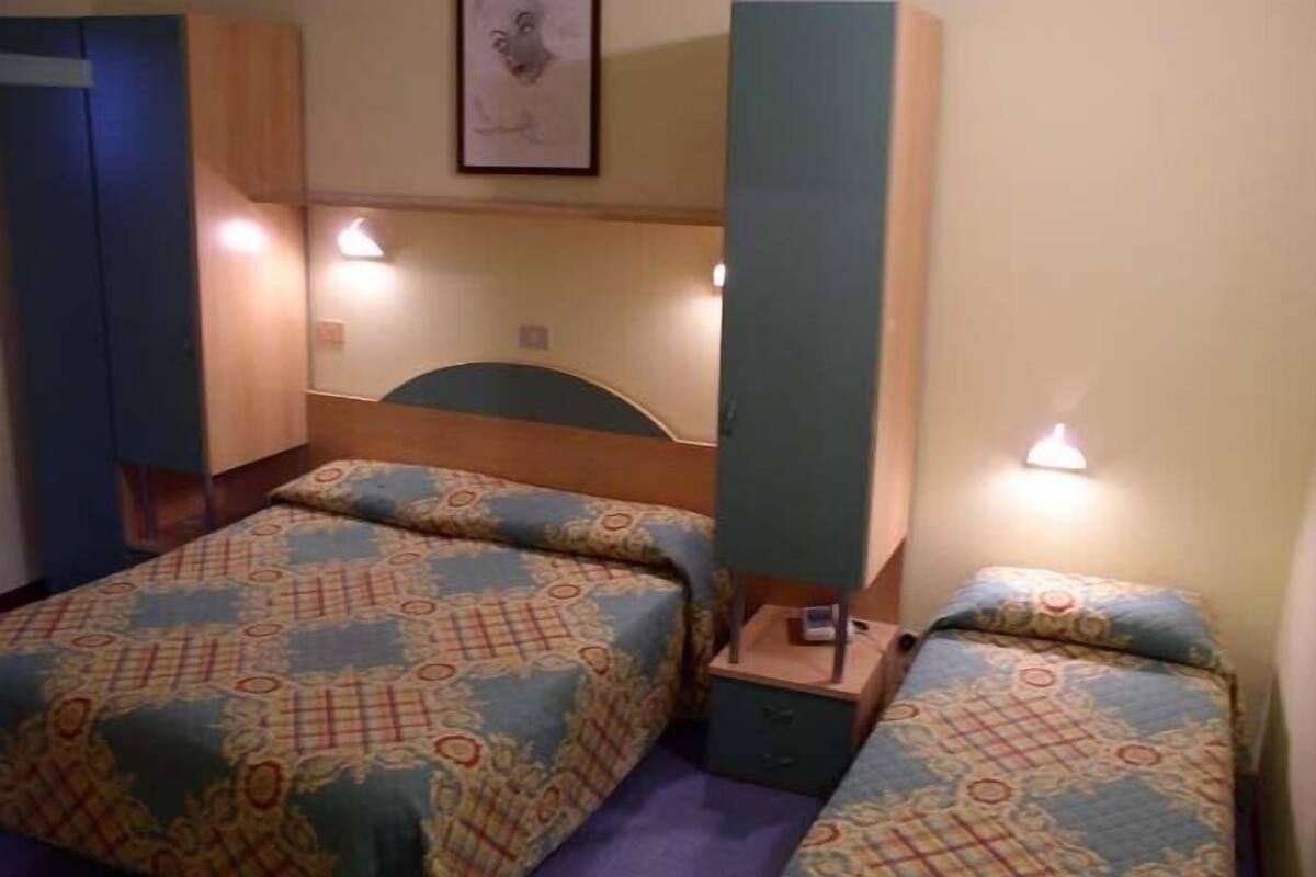 Triple Room | In-room safe, desk, free cribs/infant beds, rollaway beds