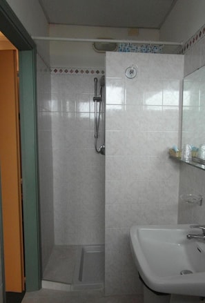 Shower, free toiletries, hair dryer, bidet - Hotel Palace (Cesenatico)