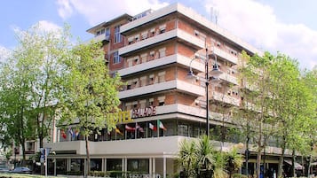 Vista frontal de la propiedad