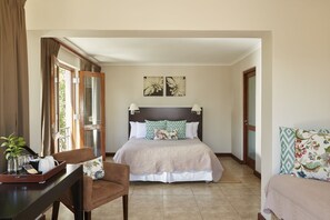 Bộ đồ giường cao cấp, minibar, két bảo mật tại phòng 