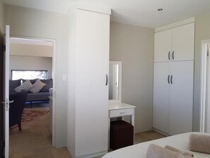 Minibar, desk