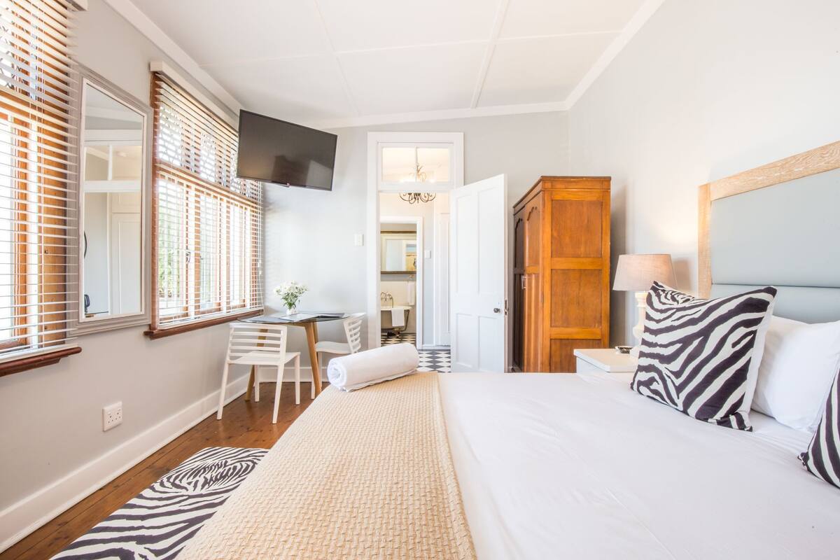 Deluxe Suite, 1 Katil Raja (King), Ensuite, Garden View | Peralatan tempat tidur premium, meja, seterika/papan seterika 