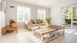 Executive-Suite, 1 King-Bett, mit Bad, Gartenblick | Wohnbereich | LED-Fernseher