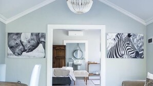 Executive-Suite, 1 King-Bett, mit Bad, Gartenblick | Wohnbereich | LED-Fernseher