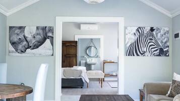 Suite ejecutiva, 1 cama King size, baño en la habitación, vista al jardín | Área de sala de estar | Televisión LED