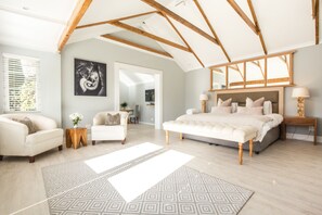 Phòng Suite Executive, 1 giường cỡ king, có phòng tắm riêng, quang cảnh vườn | Bộ đồ giường cao cấp, bàn, bàn ủi/dụng cụ ủi quần áo 