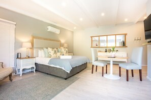 Deluxe Suites  | Premium bedding, desk, iron/ironing board, free WiFi - The Bentley Westville (Westville)