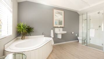 Executive Suites | Bathroom | Free toiletries, hair dryer, towels