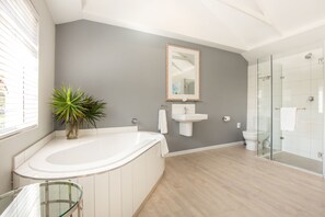 Executive suite, 1 kingsize bed, en-suite badkamer, uitzicht op tuin | Badkamer | Gratis toiletartikelen, een haardroger, handdoeken