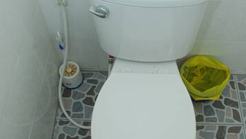 Deluxe Room | Bathroom | Shower, free toiletries, towels