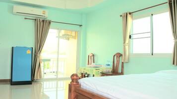 Deluxe Room | Desk, blackout curtains, free WiFi