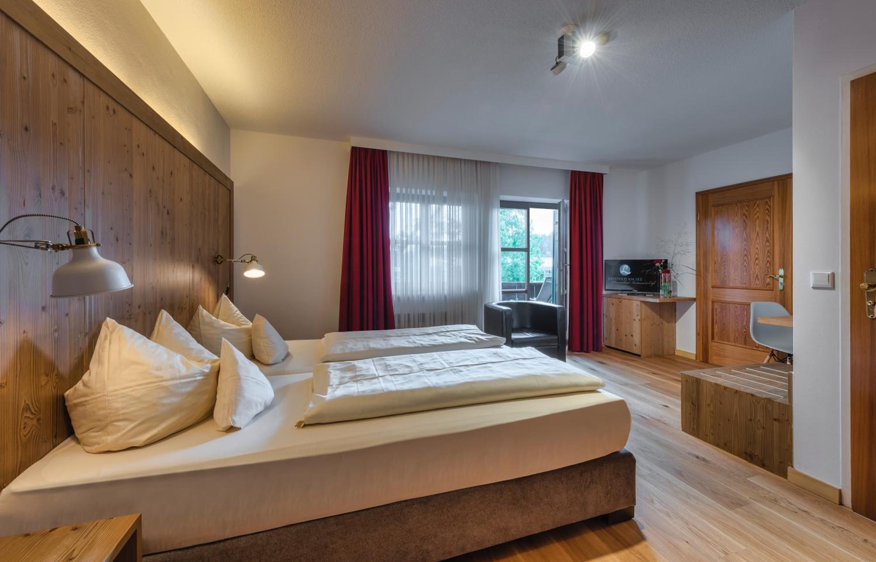 セーフティボックス (室内)、デスク、遮光カーテン、WiFi (無料)