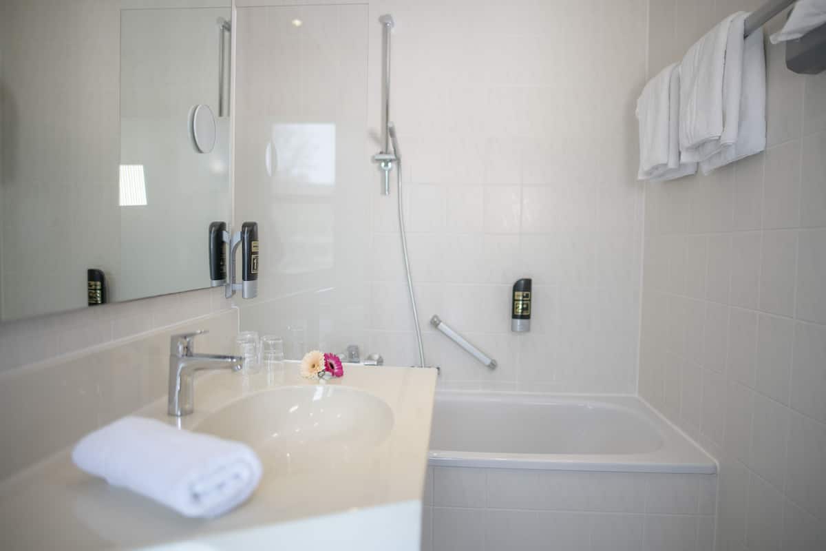 standard double room | bathroom | free toiletries, hair dryer, towels