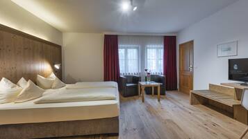 Standard-Doppelzimmer | Zimmersafe, Schreibtisch, Verdunkelungsvorhänge, kostenloses WLAN