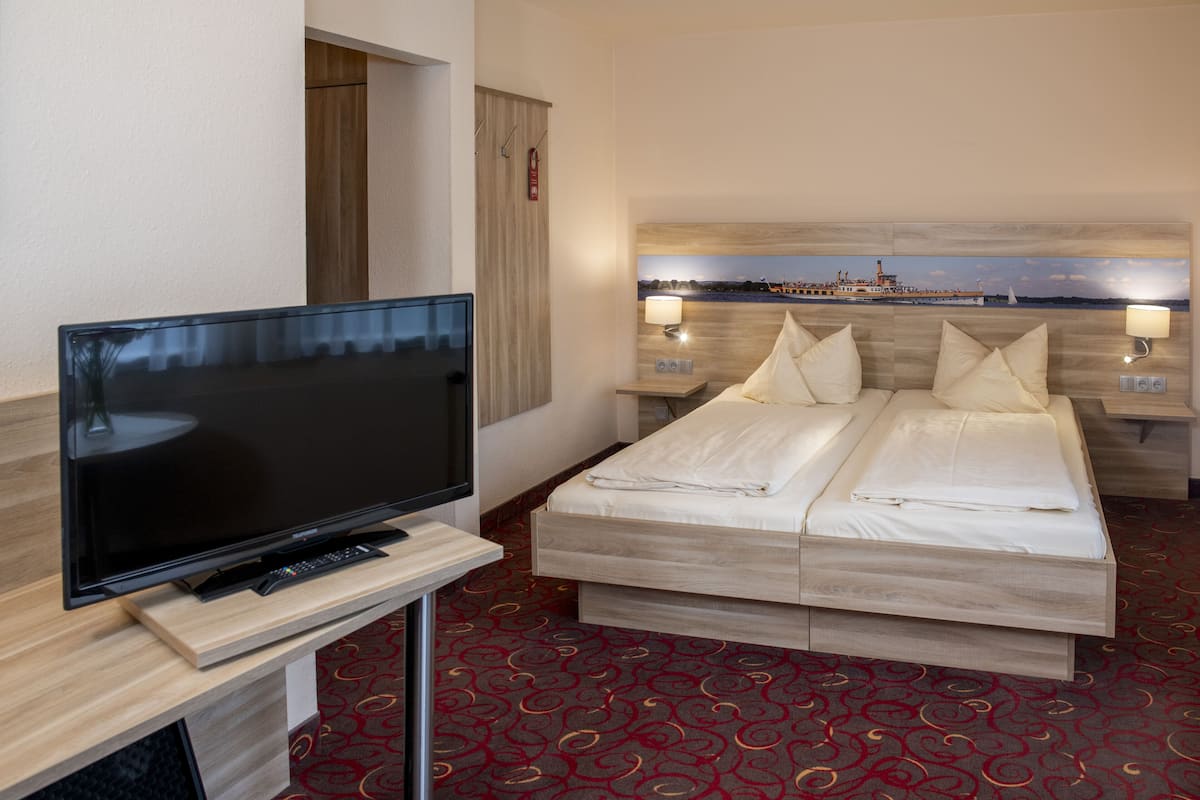 standard double room | 1 bedroom, in-room safe, desk, blackout curtains