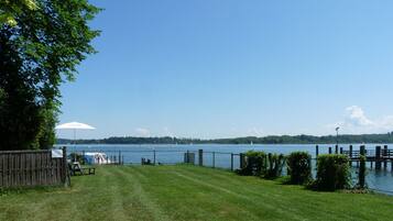 Liegestühle, Sonnenschirme, Strandtücher, Rudern/Kanufahren