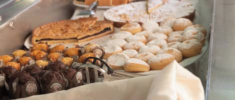 Un bufé con diversos pasteles y postres.